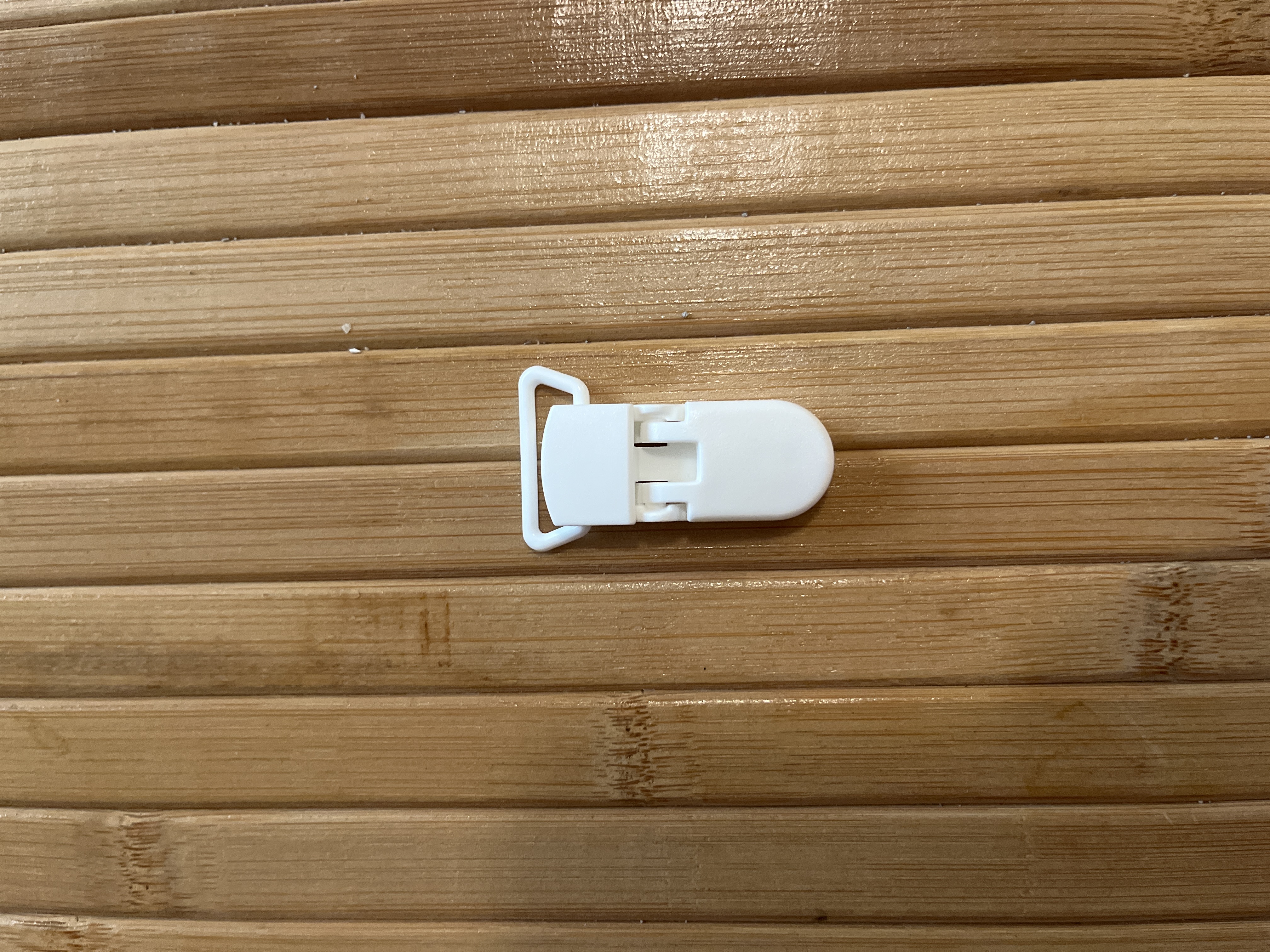 تعليقة لهاية بلاستك أبيض