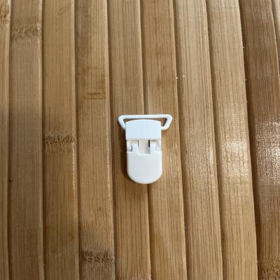 تعليقة لهاية بلاستك أبيض