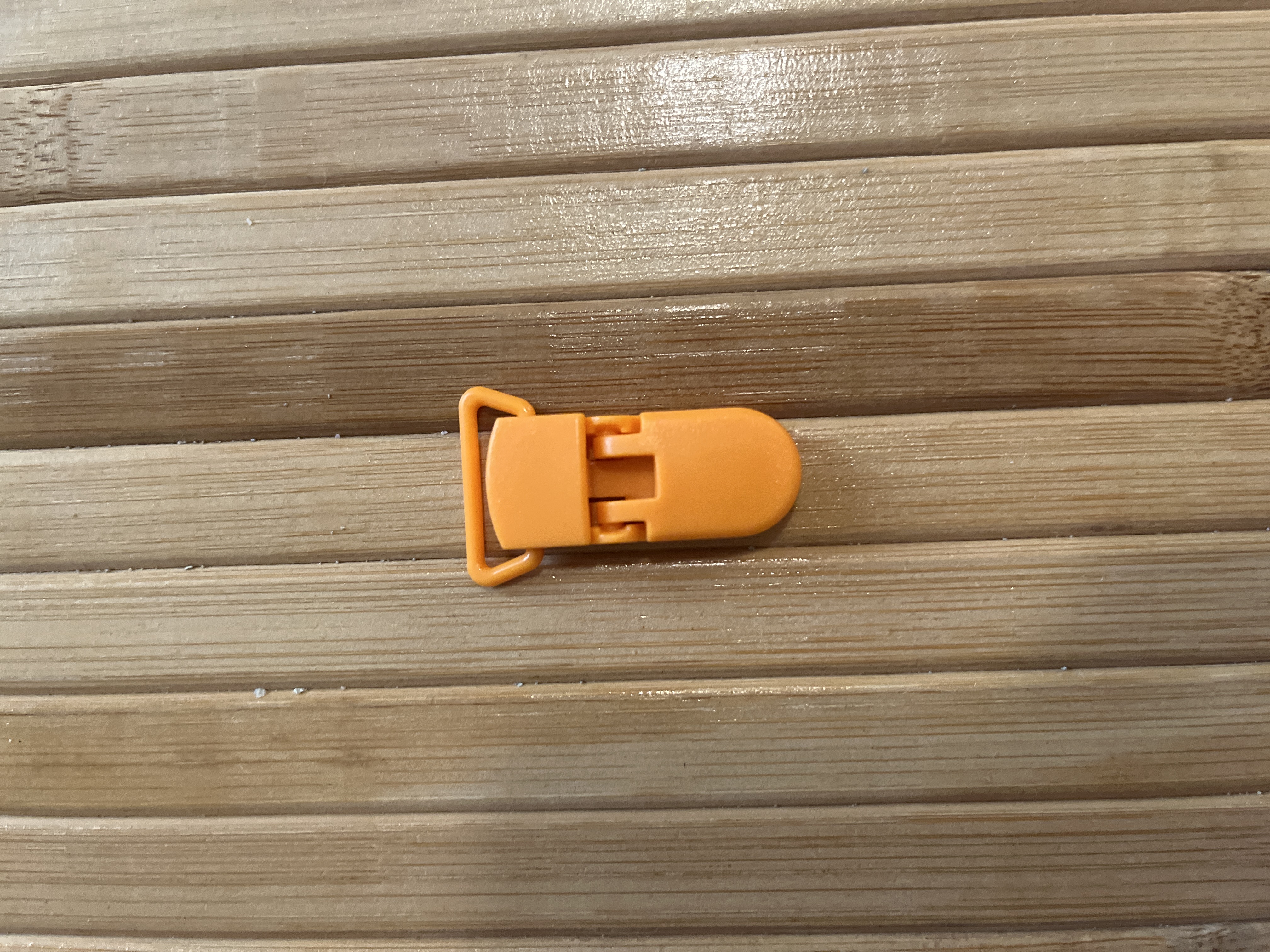 تعليقة لهاية بلاستك برتقالي