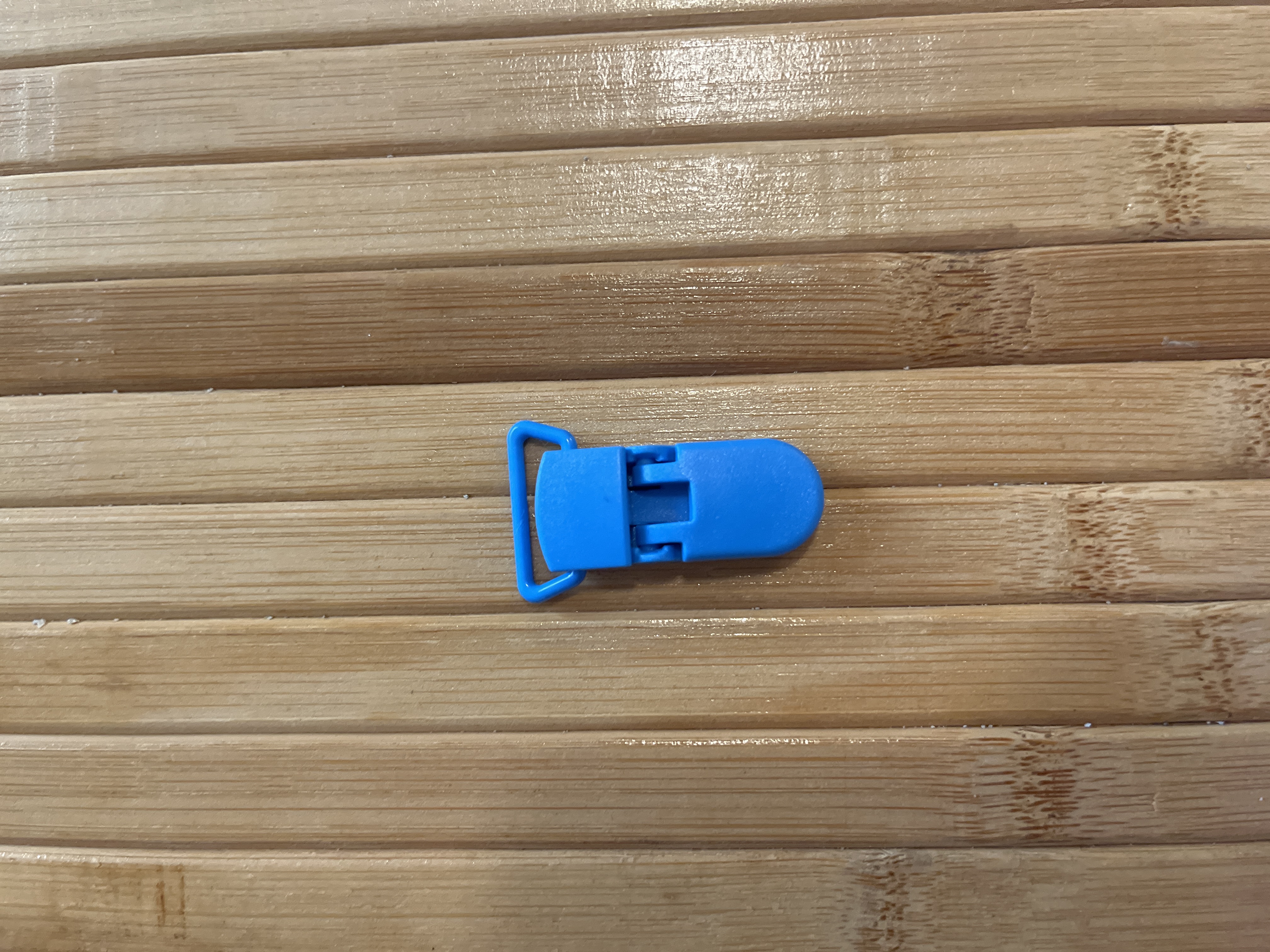 تعليقة بلاستك أزرق