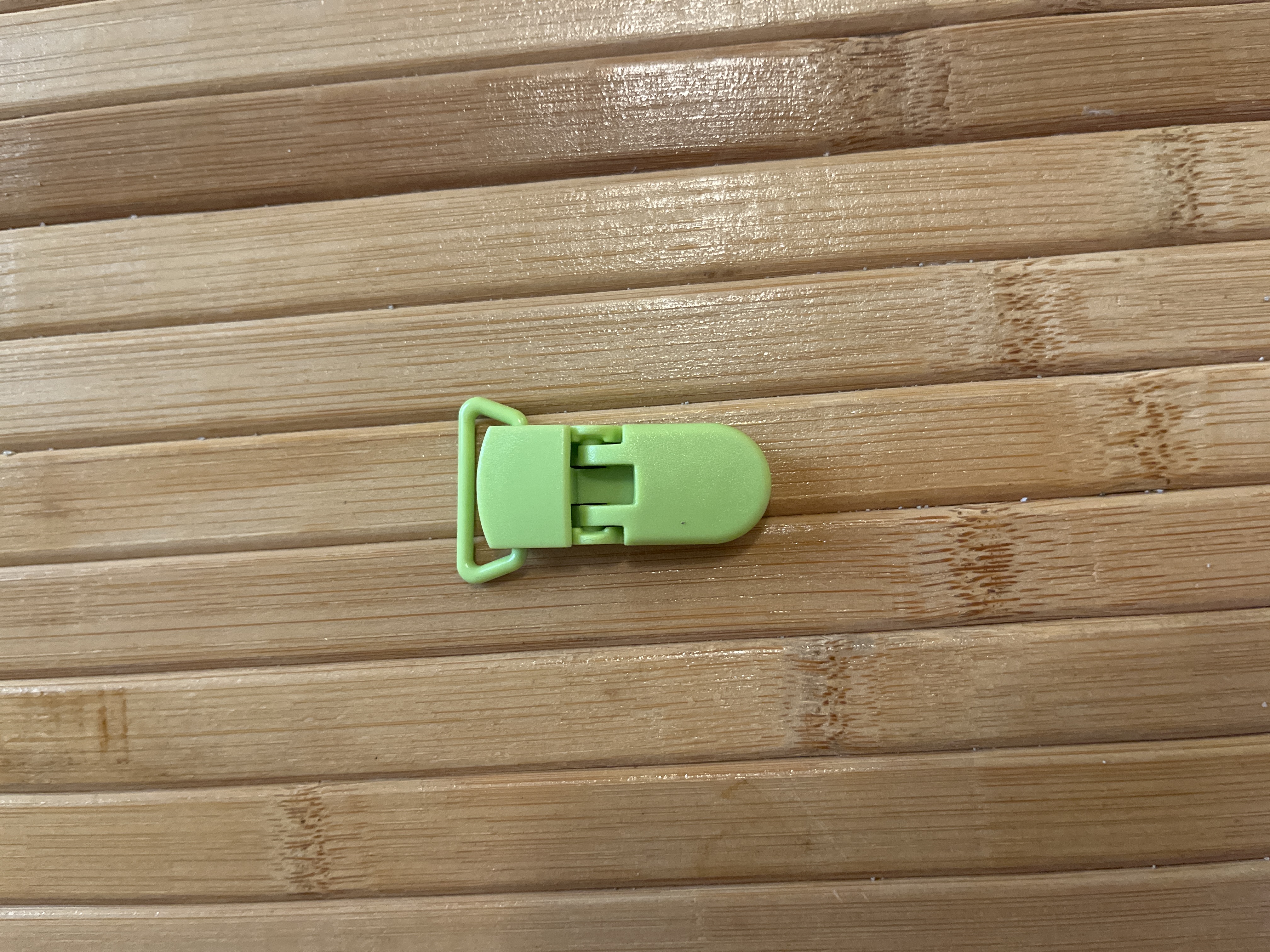 تعليقة لهاية بلاستيك أخضر