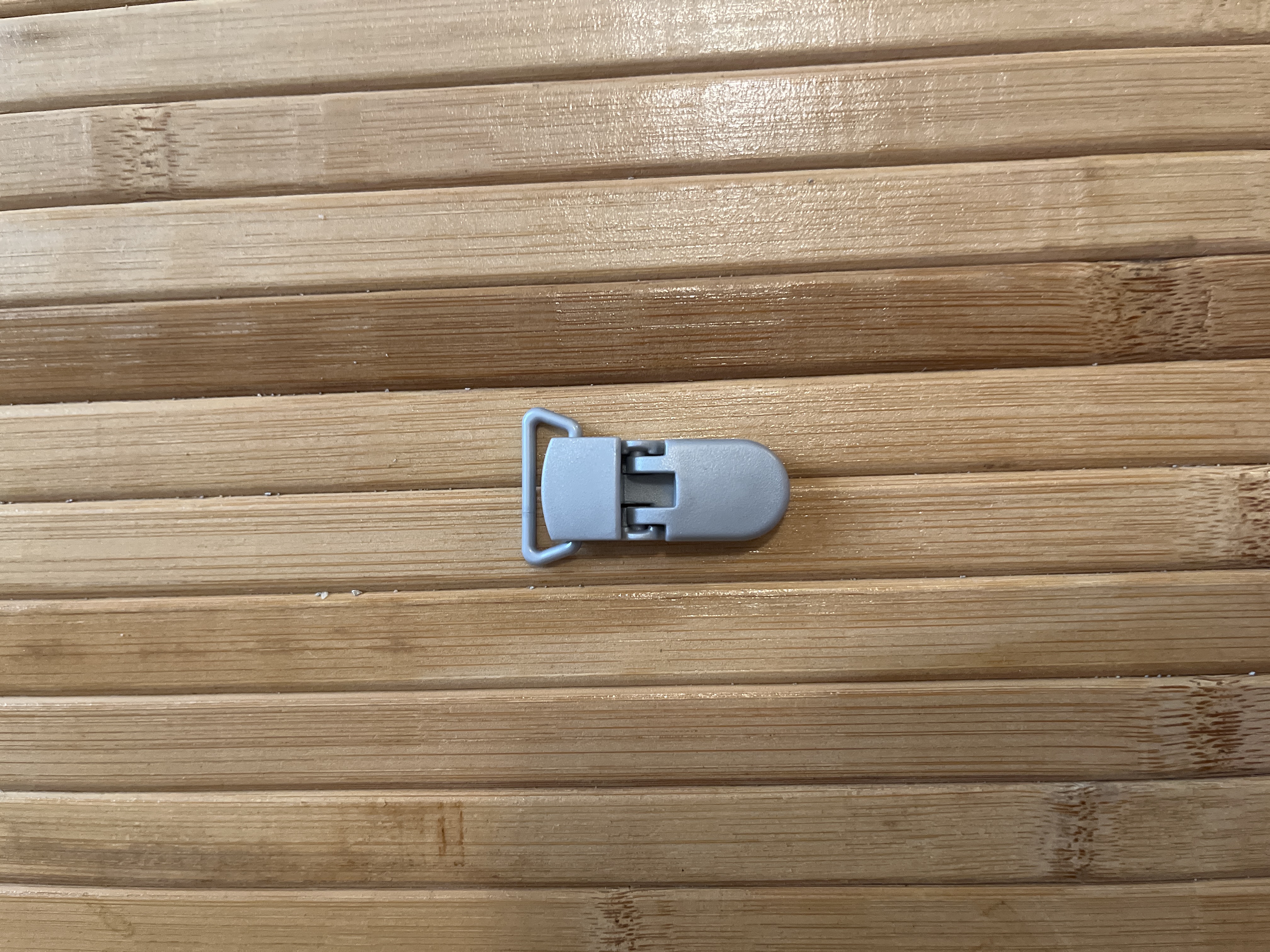 تعليقة لهاية بلاستيك رمادي