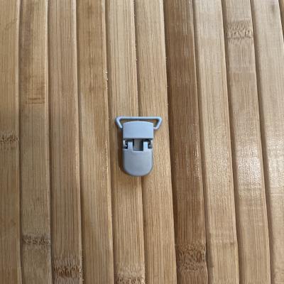 تعليقة لهاية بلاستيك رمادي