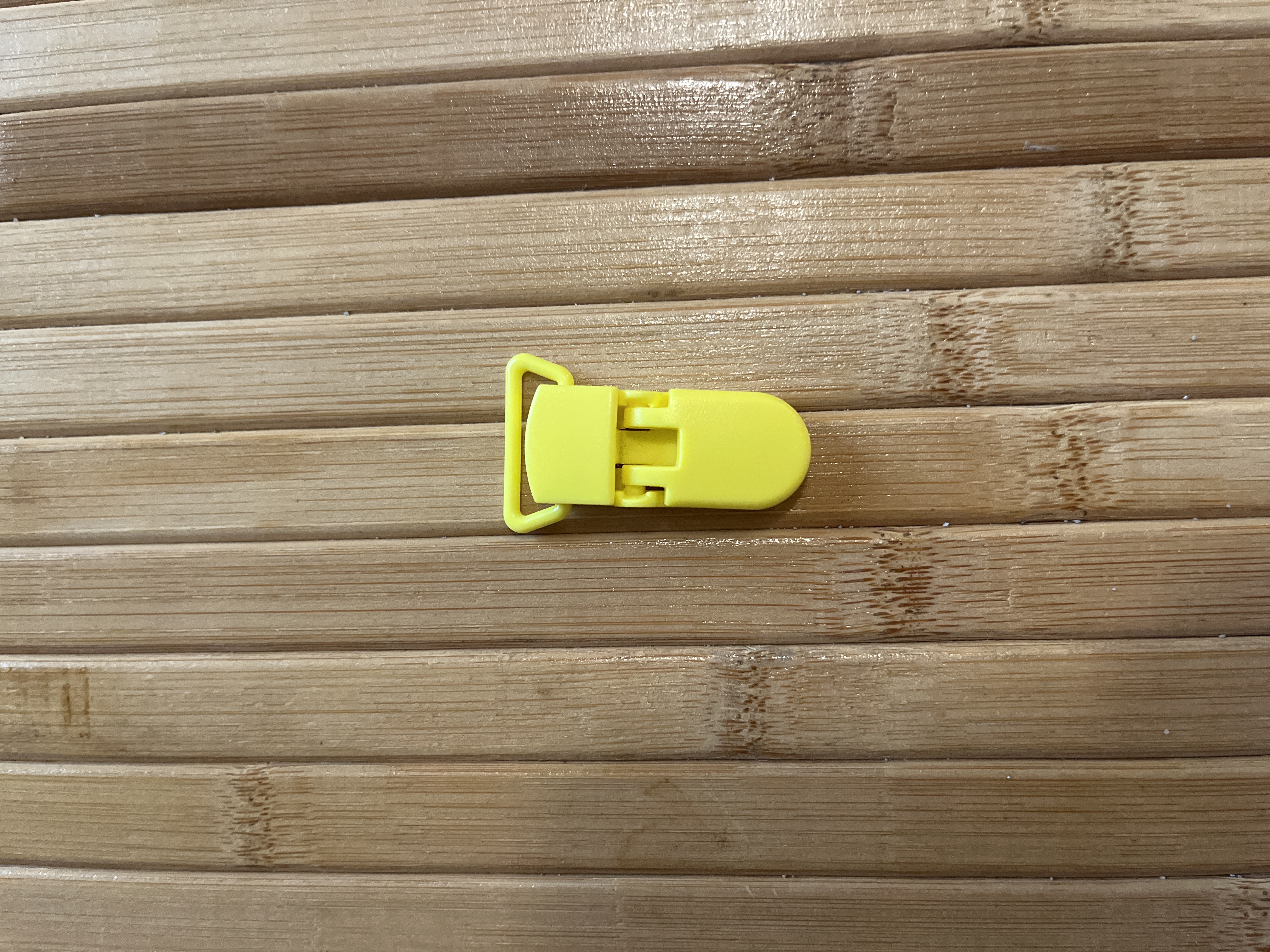 تعليقة لهاية بلاستيك أصفر