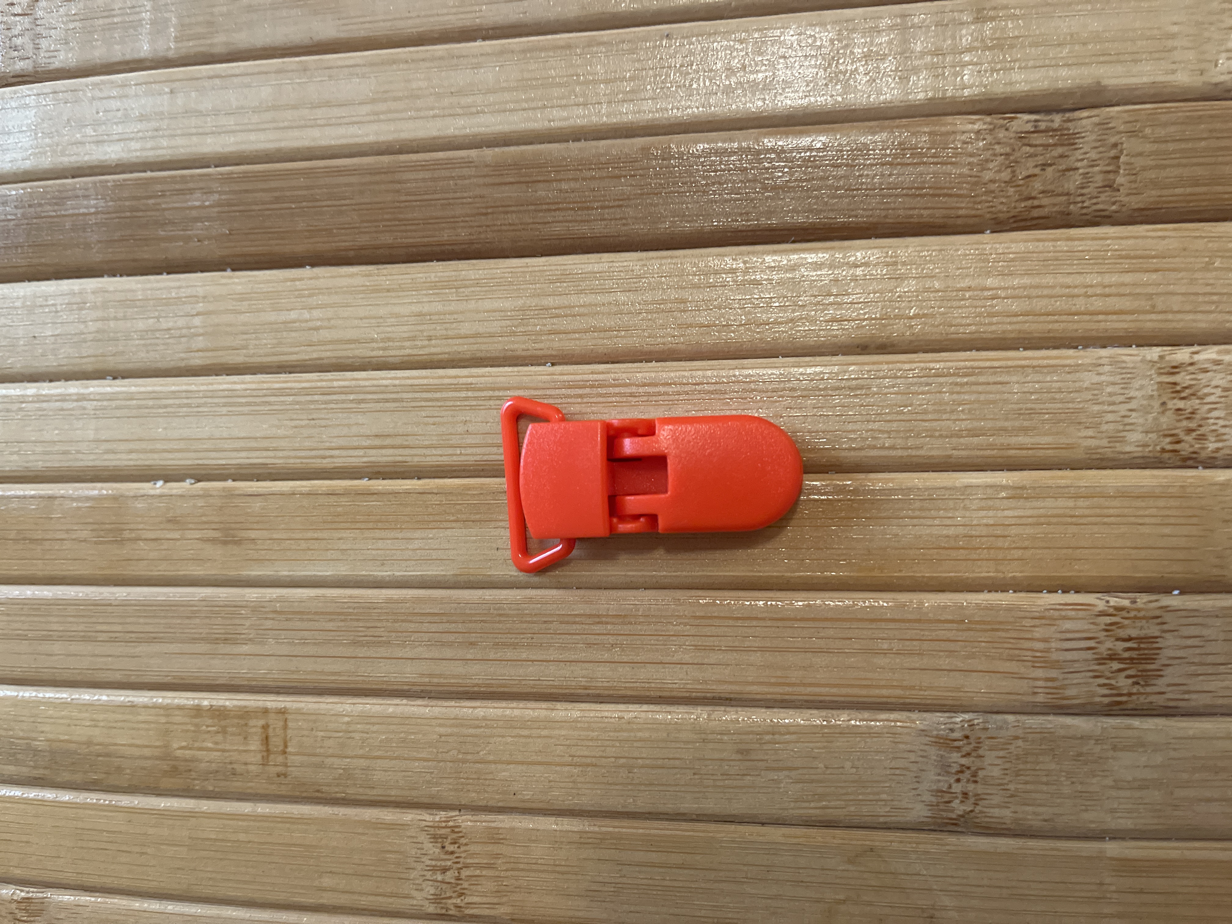 تعليقة لهاية بلاستك أحمر