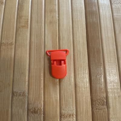 تعليقة لهاية بلاستك أحمر