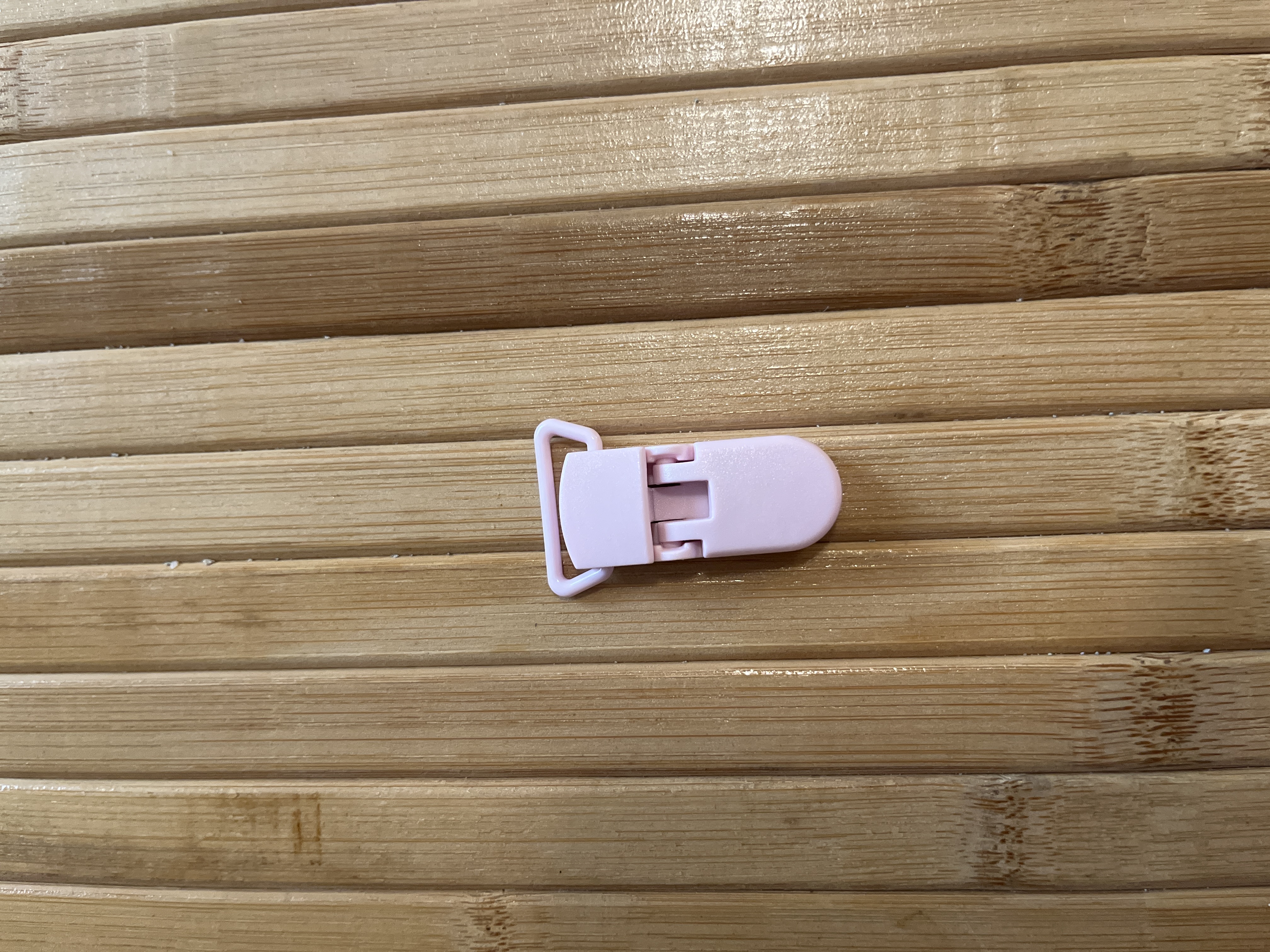 تعليقة لهاية بلاستيك وردي