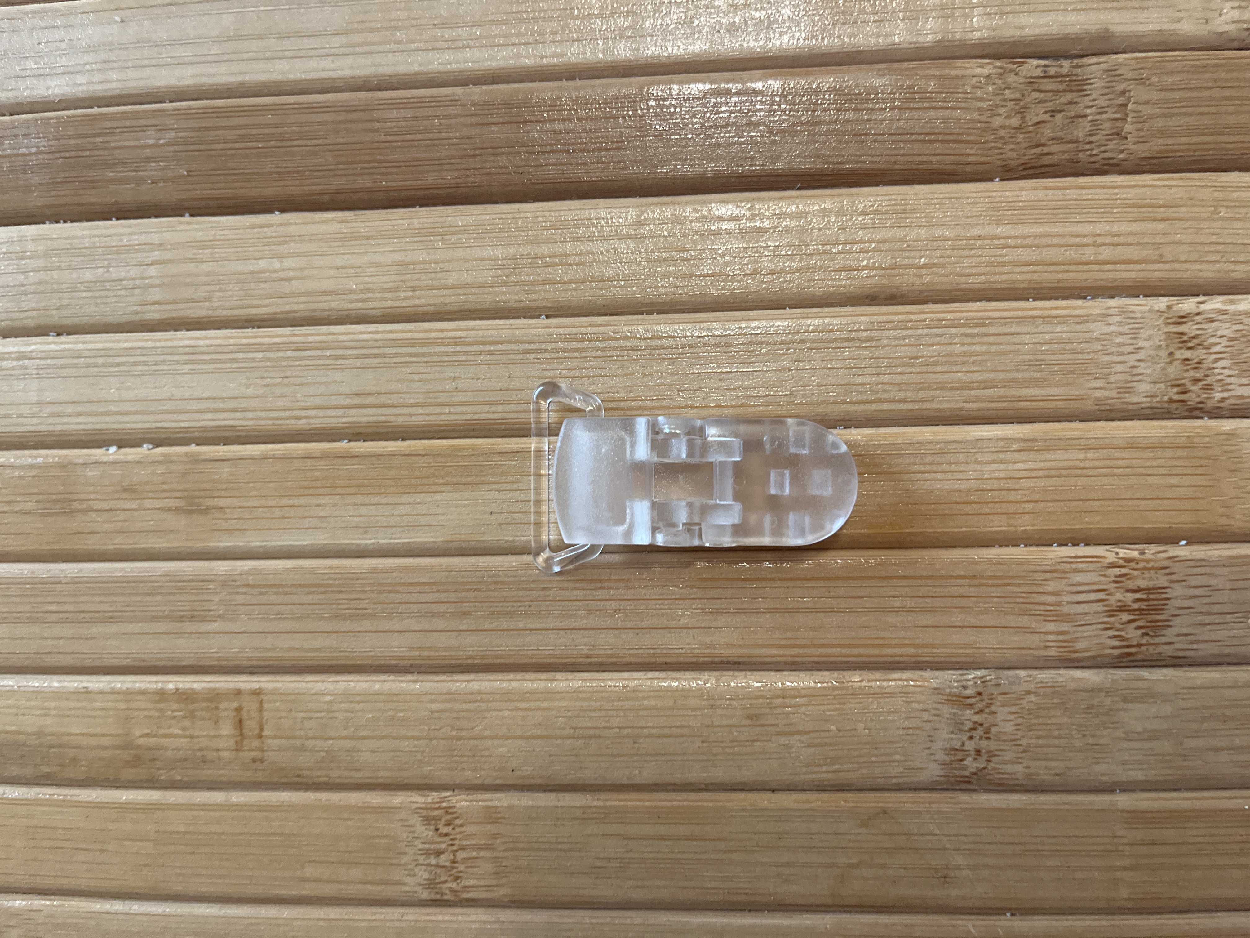 تعليقة لهاية بلاستيك شفاف