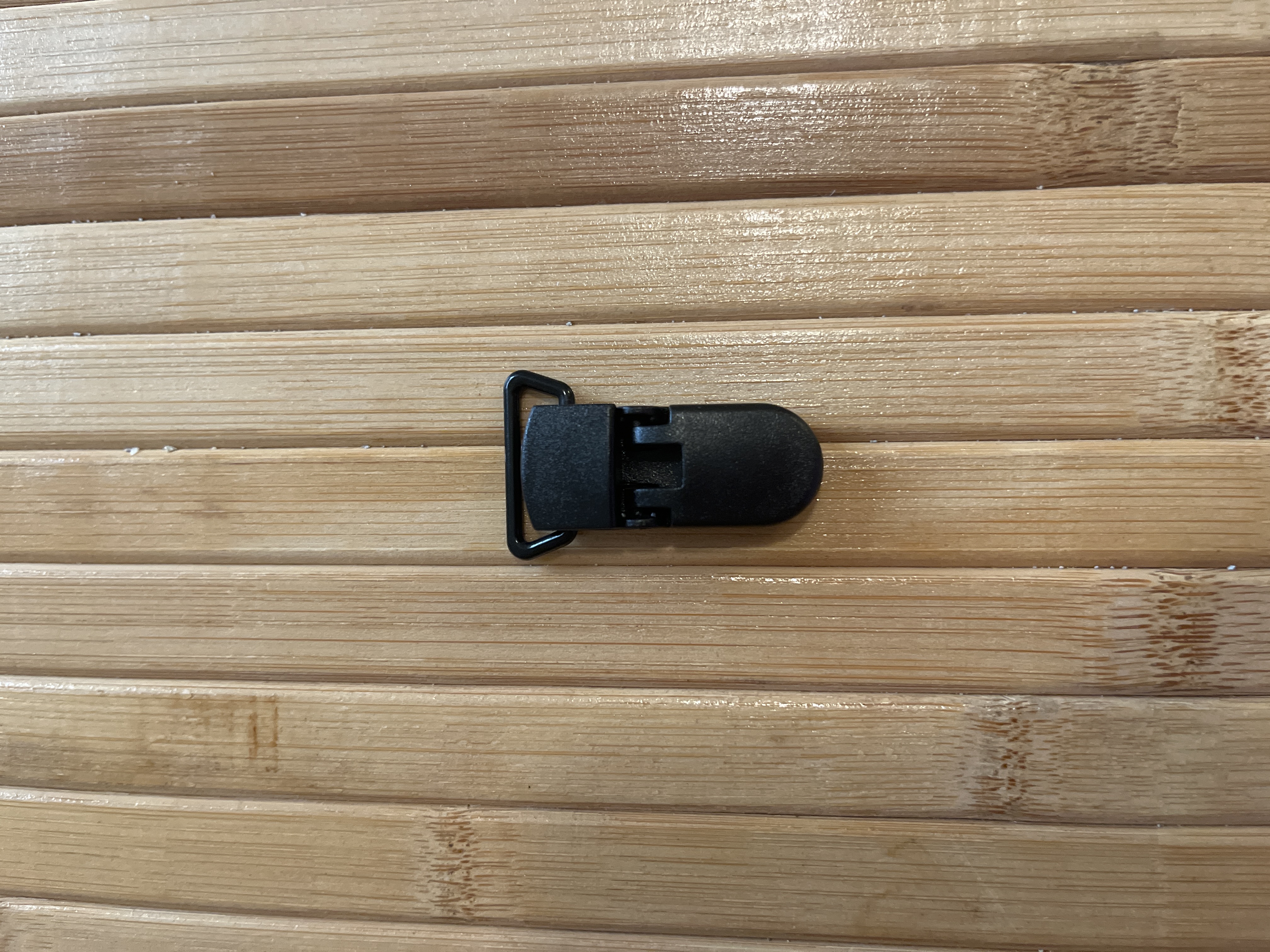 تعليقة لهاية بلاستيك أسود