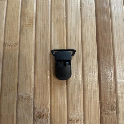 تعليقة لهاية بلاستيك أسود