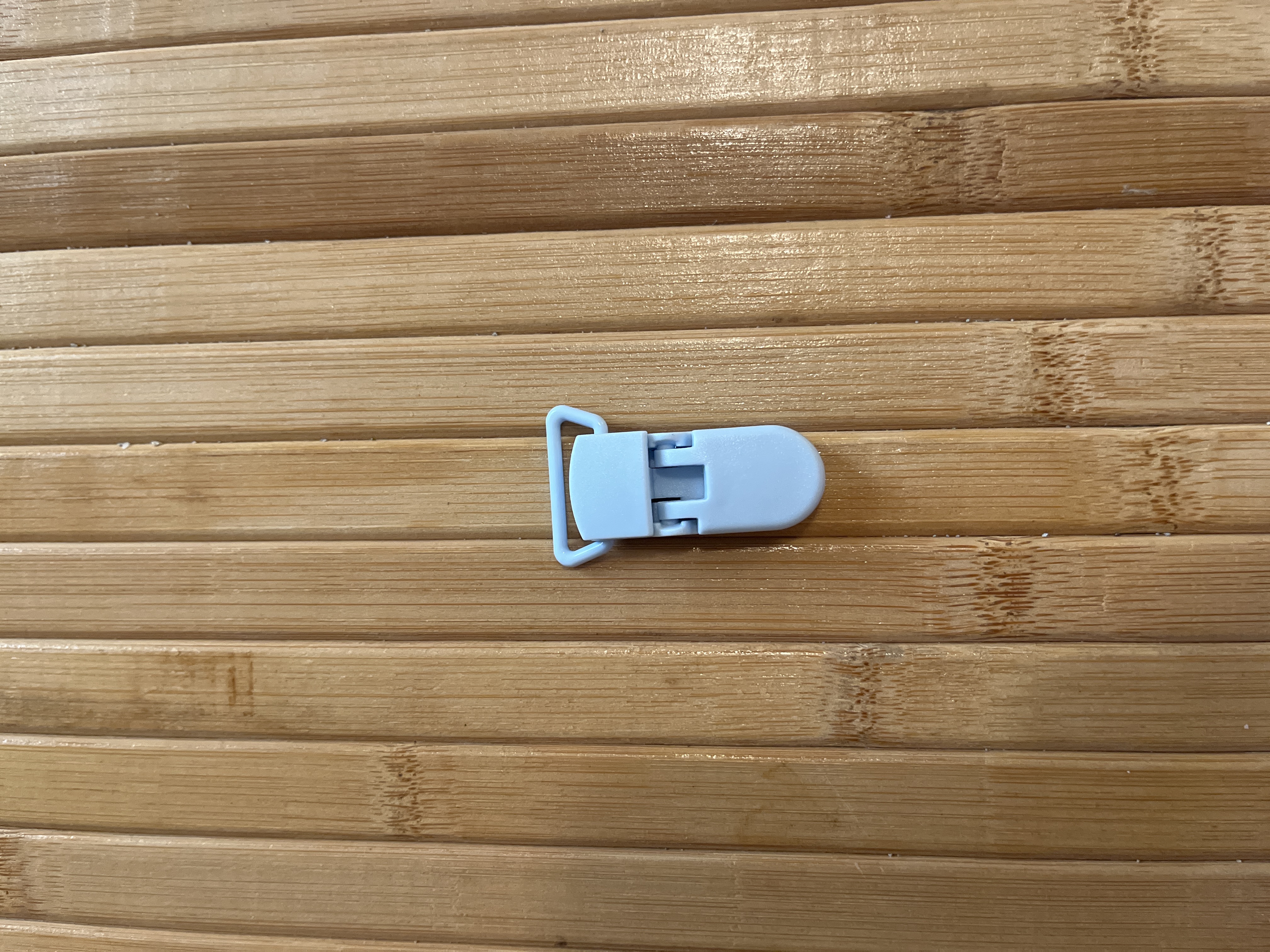 تعليقة لهاية بلاستيك سماوي