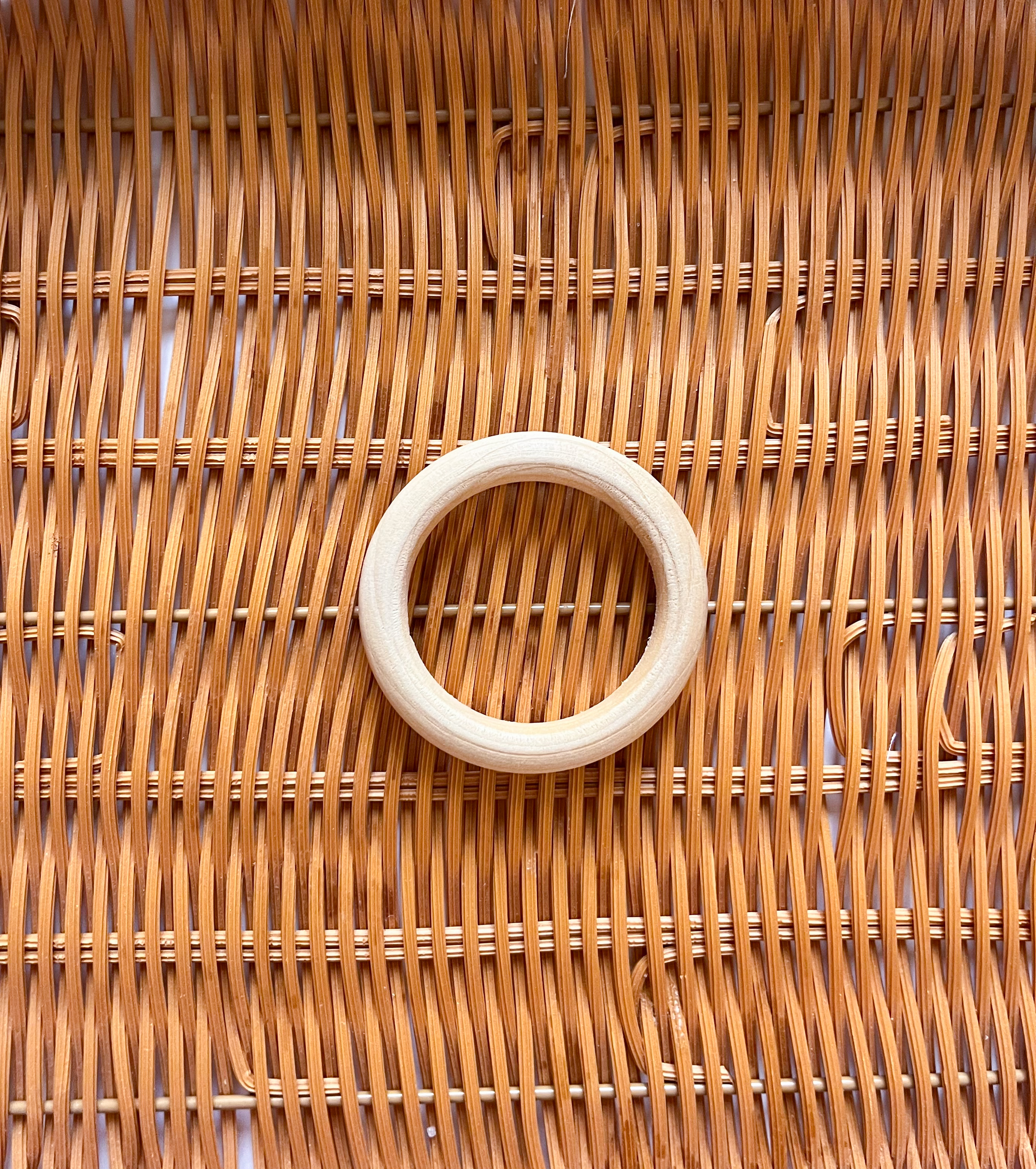 حلقة خشبية كبيرة